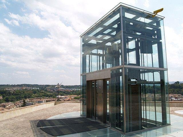 Elevador de cobertura com céu e cidade ao fundo