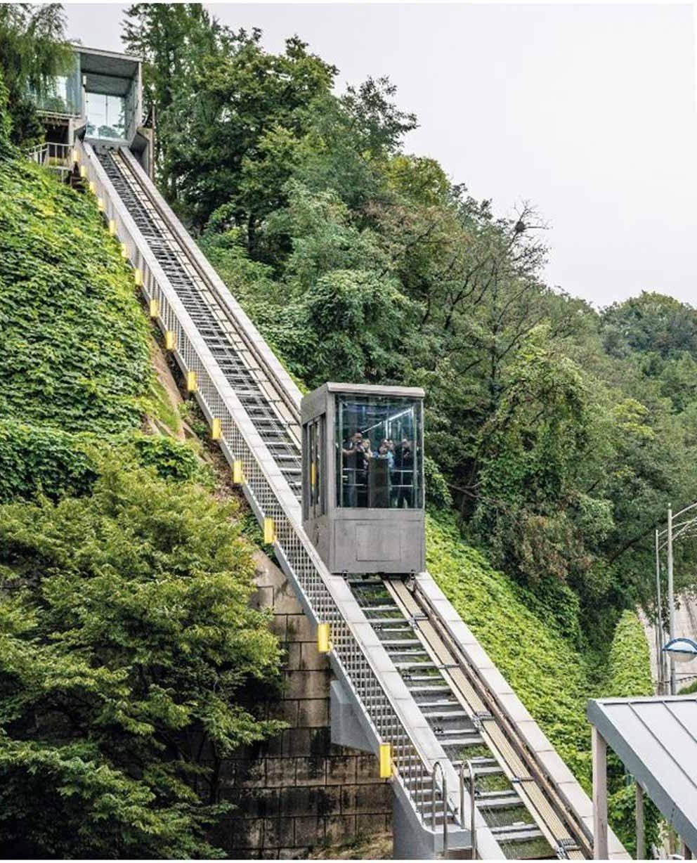 Elevador de plano inclinado em floresta