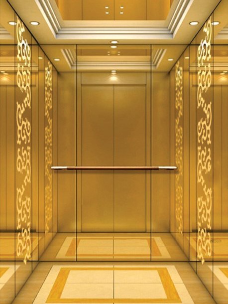 Cabine de elevador em inox dourado com painéis ornamentados