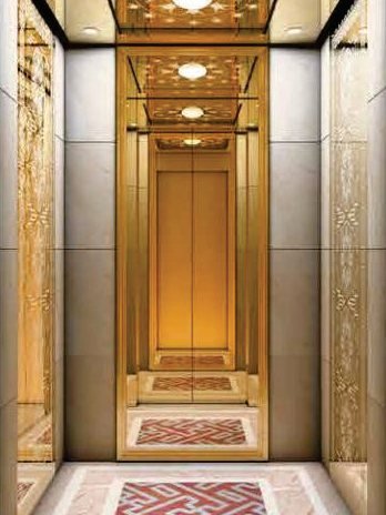 Cabine de elevador em inox dourado com piso em mármore